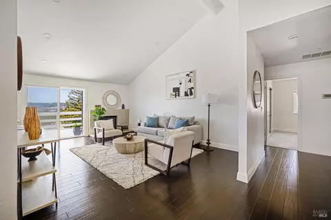 Living - 161 Crowsnest Ct, Vallejo, CA 94591 photo 3 of 7