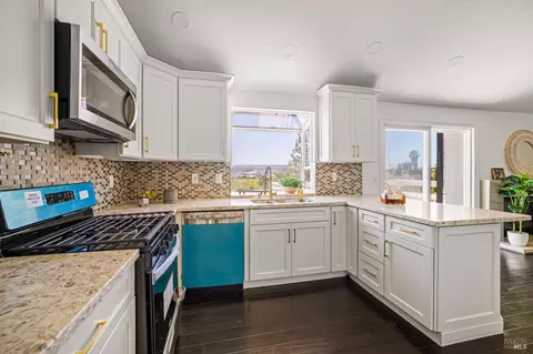 Kitchen - 161 Crowsnest Ct, Vallejo, CA 94591 photo 1 of 6