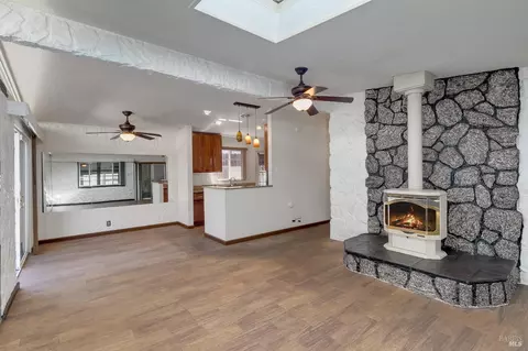 Living - 110 Wedgewood Ct, Vallejo, CA 94591 photo 5 of 8