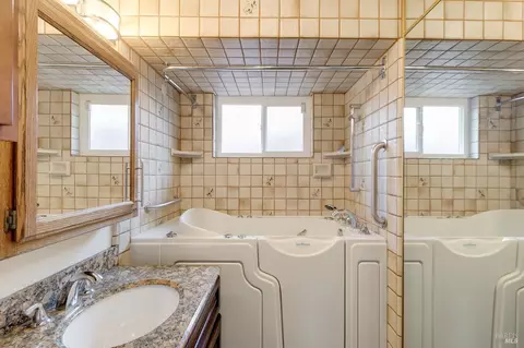 Bath - 110 Wedgewood Ct, Vallejo, CA 94591 photo 2 of 2