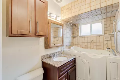 Bath - 110 Wedgewood Ct, Vallejo, CA 94591 photo 1 of 2