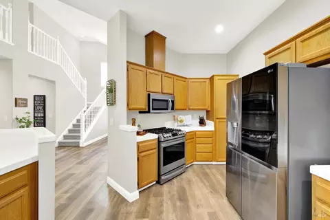 Kitchen - 608 Edenderry Dr, Vacaville, CA 95688 photo 4 of 6