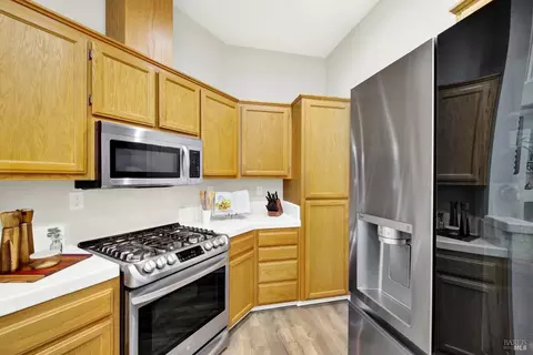 Kitchen - 608 Edenderry Dr, Vacaville, CA 95688 photo 5 of 6