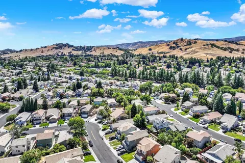 View/Area - 608 Edenderry Dr, Vacaville, CA 95688 photo 3 of 10