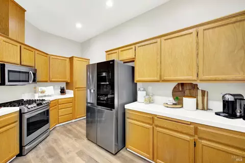 Kitchen - 608 Edenderry Dr, Vacaville, CA 95688 photo 3 of 6