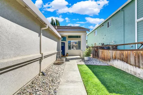 Exterior - 608 Edenderry Dr, Vacaville, CA 95688 photo 6 of 16