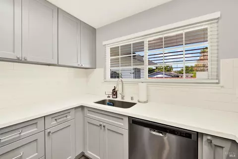 Kitchen - 306 Cascade Dr, Vacaville, CA 95687 photo 6 of 10