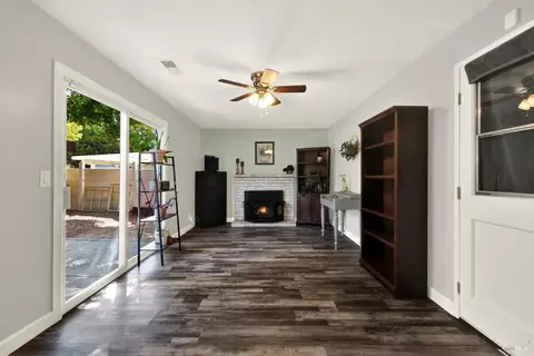 Living - 306 Cascade Dr, Vacaville, CA 95687 photo 3 of 4