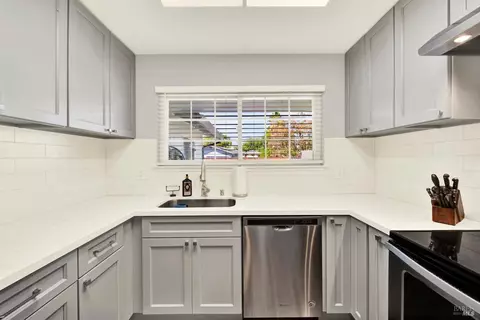 Kitchen - 306 Cascade Dr, Vacaville, CA 95687 photo 7 of 10