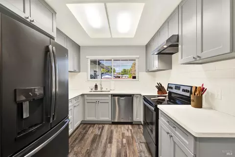 Kitchen - 306 Cascade Dr, Vacaville, CA 95687 photo 4 of 10
