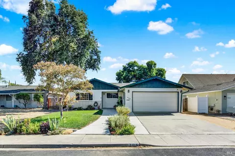 Exterior - 306 Cascade Dr, Vacaville, CA 95687 photo 8 of 31
