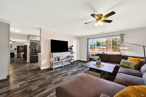Living - 306 Cascade Dr, Vacaville, CA 95687 photo 2 of 4