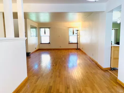 Living - 124 Thacker Ct, Vallejo, CA 94591 photo 4 of 9