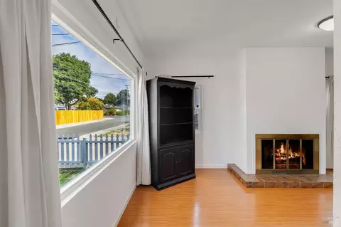 Living - 112 Glenn St, Vallejo, CA 94590 photo 1 of 9