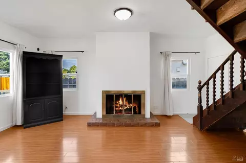 Living - 112 Glenn St, Vallejo, CA 94590 photo 3 of 9
