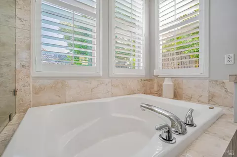 Bath - 1279 Eagle Dr, Windsor, CA 95492 photo 3 of 4