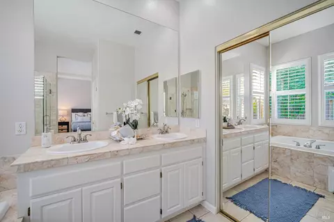 Bath - 1279 Eagle Dr, Windsor, CA 95492 photo 2 of 4