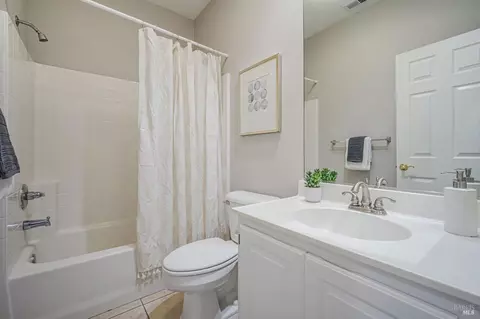 Bath - 1279 Eagle Dr, Windsor, CA 95492 photo 4 of 4
