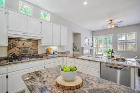 Kitchen - 1279 Eagle Dr, Windsor, CA 95492 photo 3 of 6