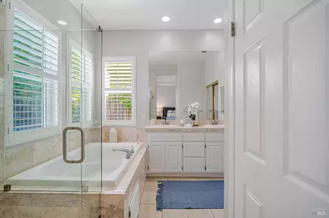 Bath - 1279 Eagle Dr, Windsor, CA 95492 photo 1 of 4