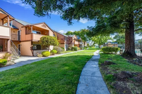 8201 Camino Colegio Dr #3, Rohnert Park, CA 94928
