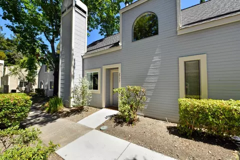 2737 Lakeview Dr, Santa Rosa, CA 95405