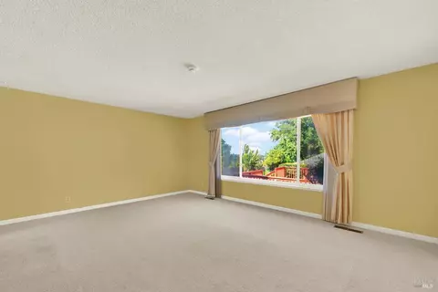 Living - 141 Stratford St, Vallejo, CA 94591 photo 2 of 12