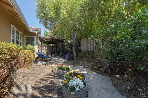 Exterior - 19 Walkabout Ln, Napa, CA 94558 photo 4 of 9