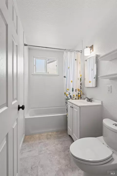 Bath - 951 Oakwood Ave, Vallejo, CA 94591 photo 1 of 1