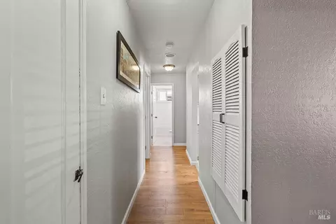 Entry Way - 951 Oakwood Ave, Vallejo, CA 94591 photo 3 of 4