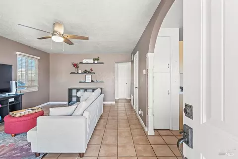 Entry Way - 951 Oakwood Ave, Vallejo, CA 94591 photo 1 of 4