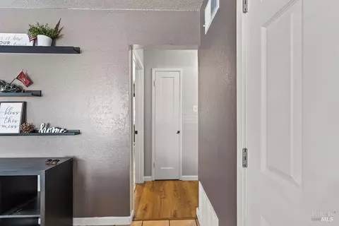 Entry Way - 951 Oakwood Ave, Vallejo, CA 94591 photo 2 of 4