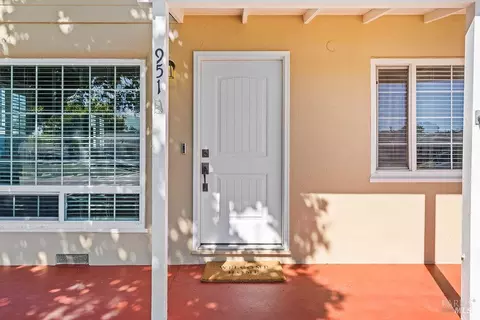 Exterior - 951 Oakwood Ave, Vallejo, CA 94591 photo 2 of 7