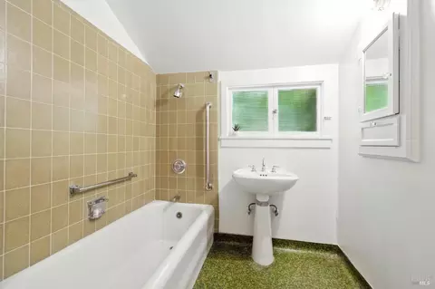 Bath - 980 Euclid Ave, Berkeley, CA 94708 photo 1 of 3