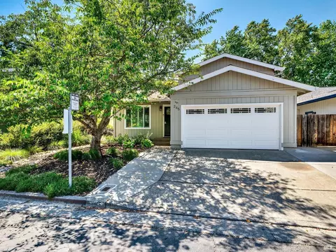 245 Hummingbird Ct, Healdsburg, CA 95448