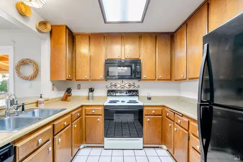 Kitchen - 140 Bluebell Pl, Vallejo, CA 94591 photo 1 of 6