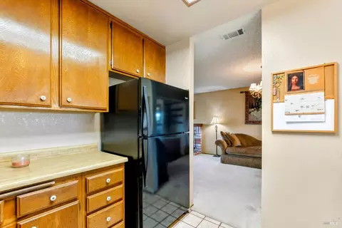 Kitchen - 140 Bluebell Pl, Vallejo, CA 94591 photo 4 of 6