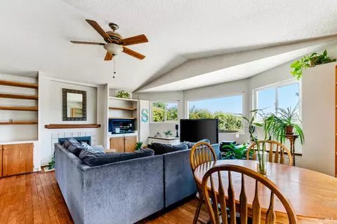 Living - 140 Bluebell Pl, Vallejo, CA 94591 photo 5 of 8