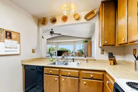Kitchen - 140 Bluebell Pl, Vallejo, CA 94591 photo 3 of 6