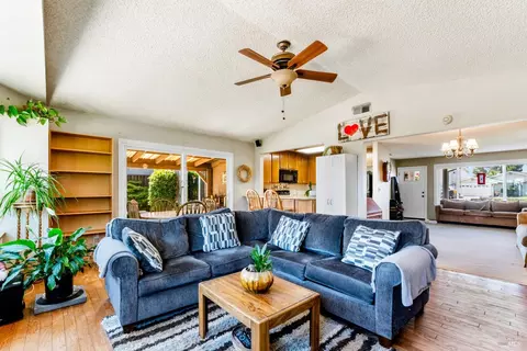 Living - 140 Bluebell Pl, Vallejo, CA 94591 photo 6 of 8