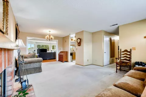 Living - 140 Bluebell Pl, Vallejo, CA 94591 photo 2 of 8
