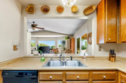 Kitchen - 140 Bluebell Pl, Vallejo, CA 94591 photo 5 of 6