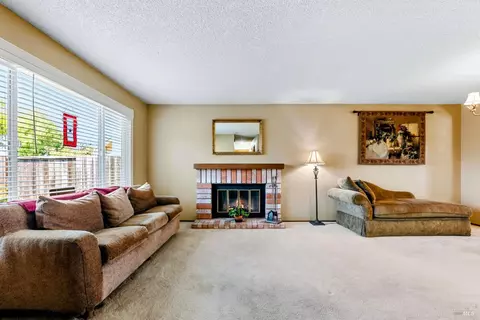 Living - 140 Bluebell Pl, Vallejo, CA 94591 photo 1 of 8