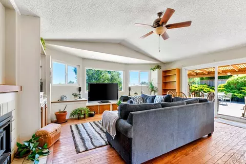 Living - 140 Bluebell Pl, Vallejo, CA 94591 photo 4 of 8
