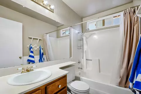 Bath - 140 Bluebell Pl, Vallejo, CA 94591 photo 1 of 2