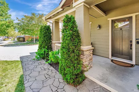 1678 Southridge Dr, Petaluma, CA 94954