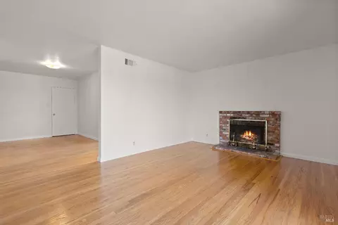 Living - 425 Gonzaga Ave, Vallejo, CA 94589 photo 2 of 5