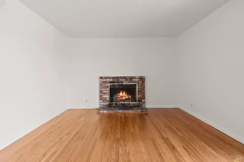 Living - 425 Gonzaga Ave, Vallejo, CA 94589 photo 3 of 5