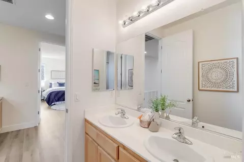 Bath - 6052 Stonehouse Dr, Vallejo, CA 94591 photo 6 of 6