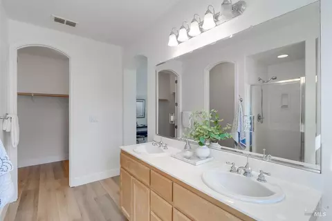 Bath - 6052 Stonehouse Dr, Vallejo, CA 94591 photo 4 of 6